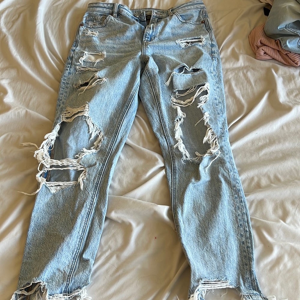 American eagle ripped jeans in size 4.